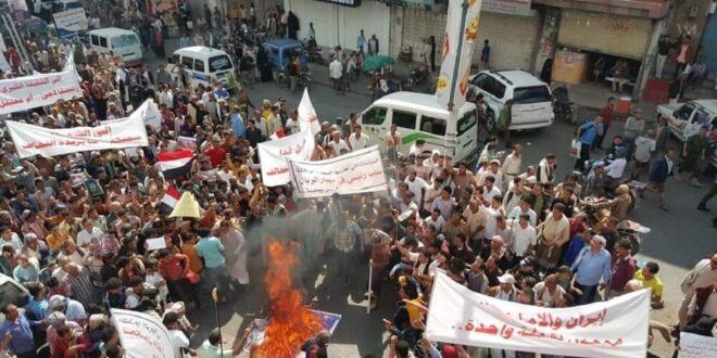 الآلاف من اليمنيين يخرجون إلى الشوارع ومظاهرات شعبية حاشدة والمحتجون يهتفون"لاتحالف بعد اليوم داخل المحافضات اليمنية".