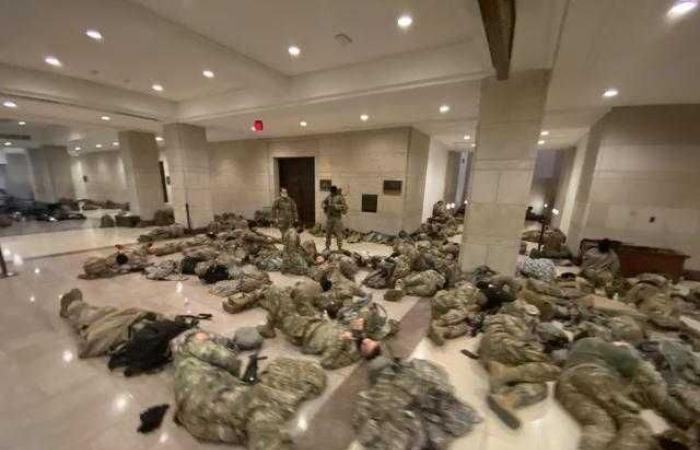 اول صورة مسربة مرعبة لقوات الحرس الخاص الأمريكي وهم يفترشون الأرض دون حركة عقب َ عزل ترمب قبل قليل 