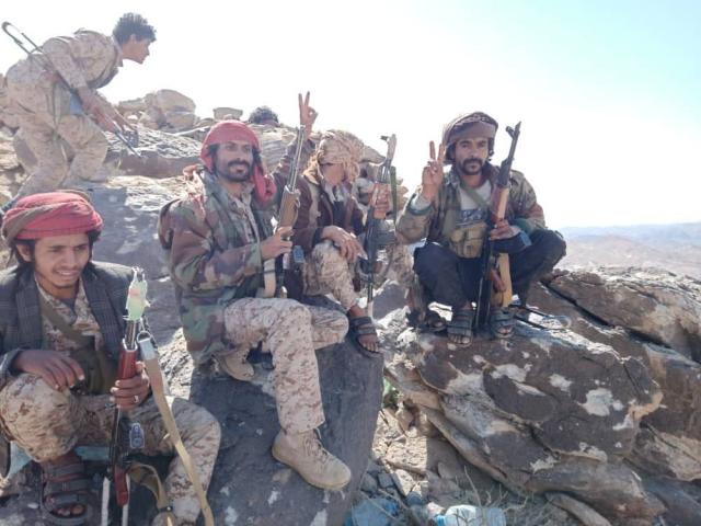  شاهد الصورة التي أثارت رعب الحوثيين فوق جثثم من قلب معارك مأرب قبل قليل ( حصيلة الصيد الثمين للشرعية )