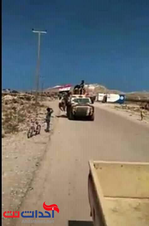 شاهد.. طفل في «سقطرى» يقف بشموخ أمام مدرعة ليعبر عن حبه لليمن بهذه الطريقة (صورة مؤثرة)