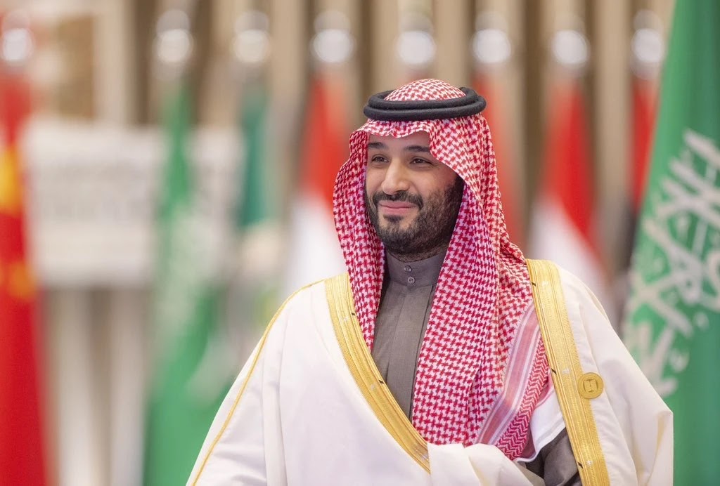 فتاة سعودية تتجاوز حراسة الأمير محمد بن سلمان وتفاجئه بهذه الكلمات !! 