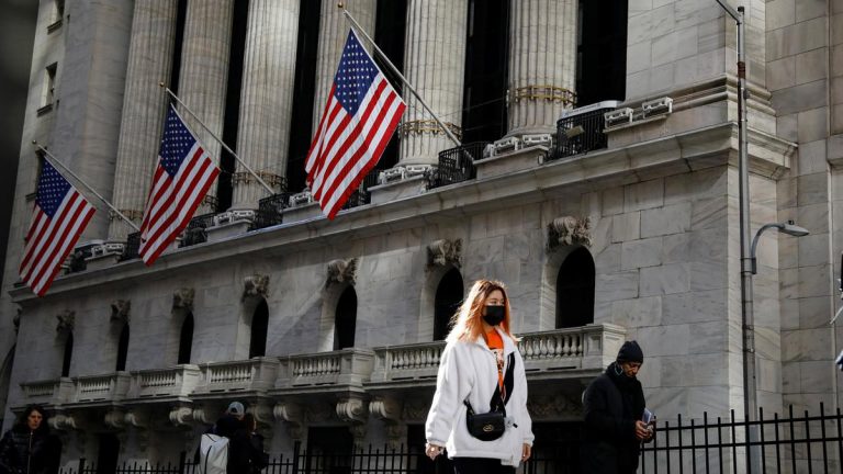 عاجل     : الولايات المتحدة الأمريكية تنهار عن بكرة أبيها بإصابة 150 مليون أمريكي بكورونا .. والجميع يودعون أقاربهم دون عودة في هذا الصباح 
