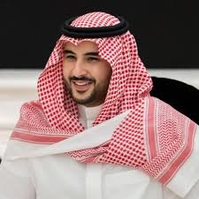 وزير الدفاع السعودي يشهد حفل تخرج طلاب إحدى الكليات العسكرية 