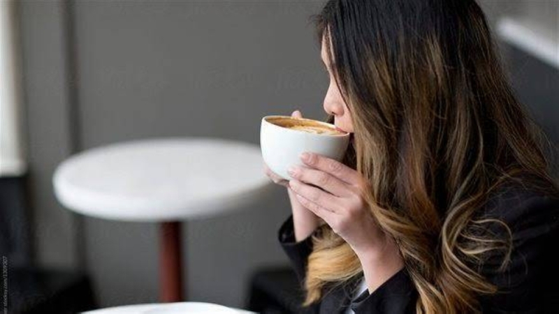خبير يكشف لماذا لا يجب شرب القهوة خلال الساعة الأولى من الاستيقاظ من النوم؟