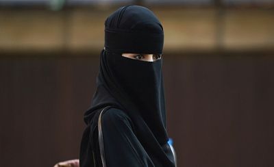 لأول مرة يسمح للمرأة السعودية بفعل هذا الشيء مع الأجنبي دون عقاب 