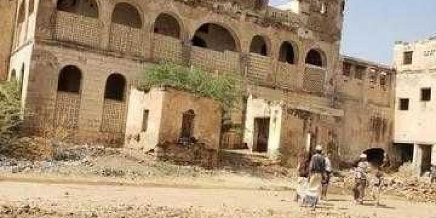 شاهد : هدم ونسف مفاجئ لأضخم قصر للأمام أحمد حميد الدين في أكبر المحافظات الواقعة تحت سيطرة لحوثيين (صور )