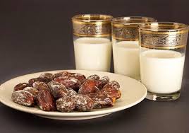 التمر والحليب على مائدة الإفطار في رمضان فوائد مذهلة لاتنسى