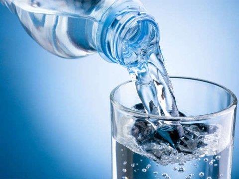 لن تتوقع ما يحدث في الجسم عند كسر الصيام على الماء البارد.. مفاجأة
