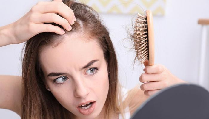 استشارية سعودية تكشف عن 7 أسباب لتساقط الشعر والمفاجأة في الرقم (6) !