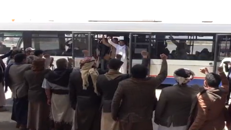 بوساطة دولة خليجية وصول أكثر من 200 مواطن يمني إلى صنعاء (الاسماء - فيديو )