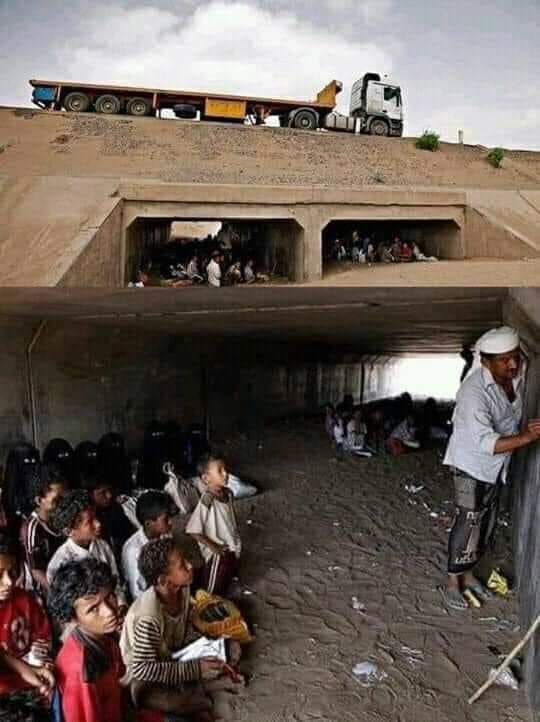 يحدث في اليمن .. شاهد صورة مؤلمة لتحويل جسر سيارات خطير  إلى مقاعد للدراسة (صورة )