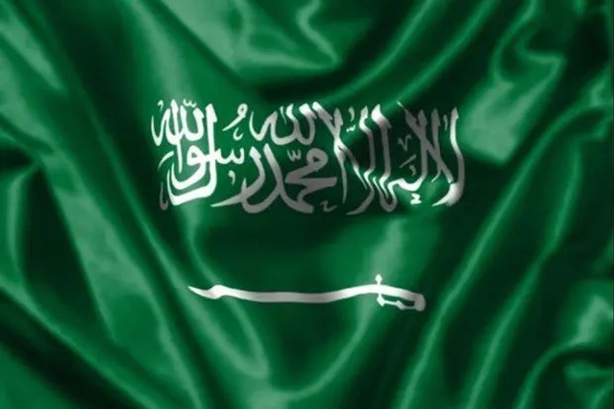 تحذير لكل مقيم بالمملكة .. السجن 6 أشهر وغرامة مالية ضخمة لكل من يمارس هذه المهن من اليوم في السعودية 