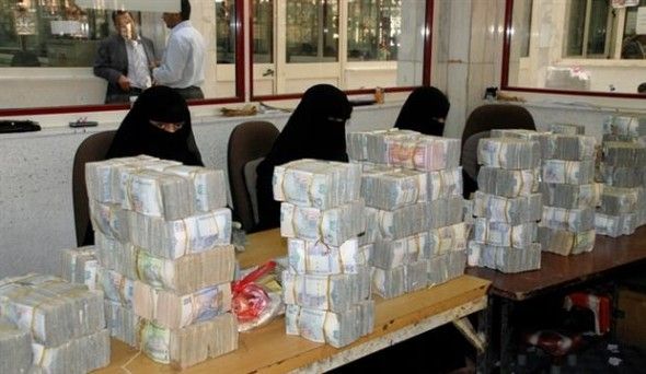 صرف نصف راتب لجميع الموظفين في مناطق سيطرة الحوثيين (تفاصيل أكثر )