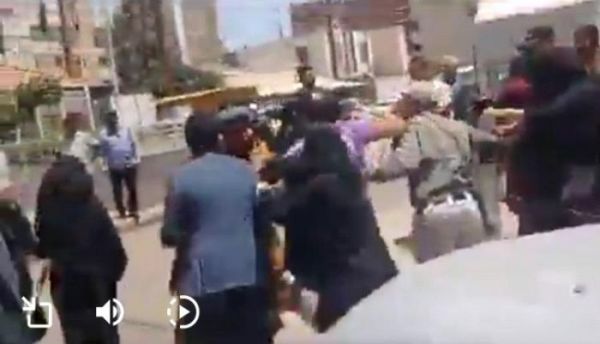 شاهد بالصورة.. مليشيا الحوثي تقمع المحتجين المطالبين بودائعهم المالية من بنوك صنعاء