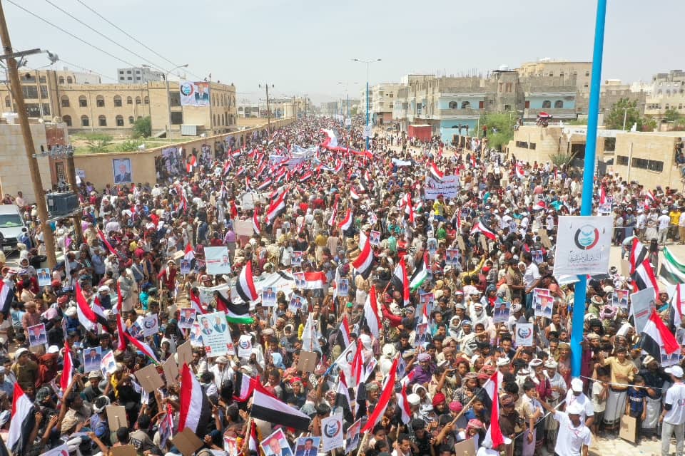 هكذا حدد الجنوب موقفه النهائى والحاسم من الانفصال ليرفع علم الوحدة اليمنية المباركة عالياً في سماء الجنوب  .. وسط حشود مليونية هائلة 