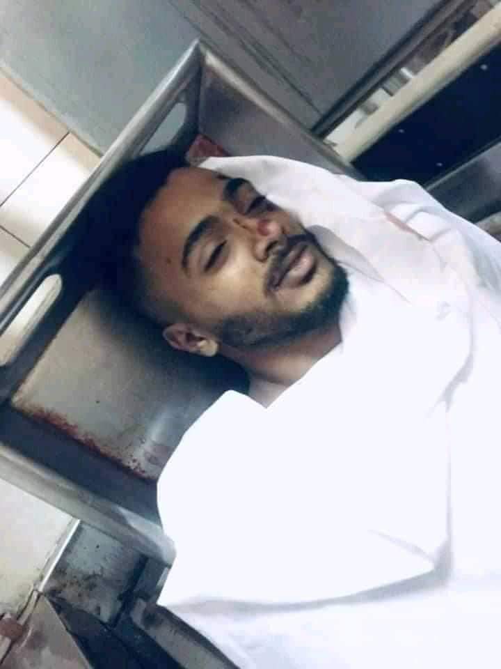 غضب الشارع اليمني يتجاوز حدود الساحات لـ يقفز إلى مكان تواجد قتلة الشهيد الأغبري .. وهذا ماحدث للمجرمين