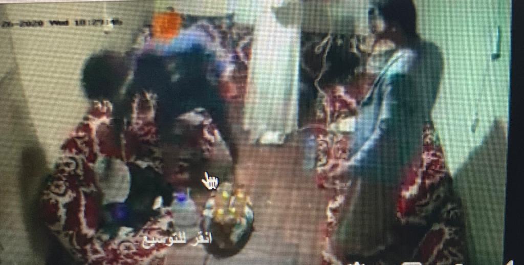 تسريب أحدث فيديو يظهر ردة فعل المجرمين ... سحبوا عليه الجوال  وفي لحظة اغلقوا المكالمه وهو يحاول أن يقوم بعمل ينقذ حياته مباشرة ً