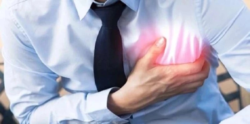 طبيب سعودي يكشف عن 3 أعراض وراء الإصابة بـ "الجلطة القلبية المفاجئة