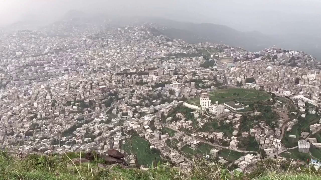 بهدف توسيع مكان سكنه ..قيادي حوثي يعتدي على باحة مسجد في إب