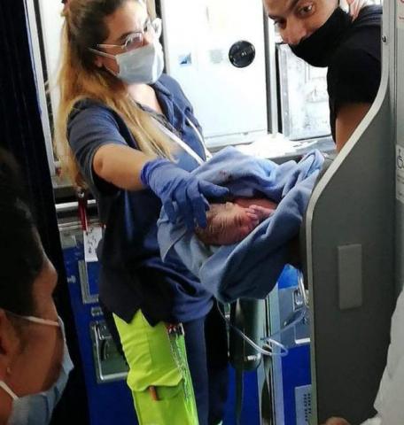 هدية  مدى الحياة  تستخدمها طفلة يمنية لا يتجاوز عمرها يوم واحد .. عقبَ خروجها للحياة في طائرة مصرية بأجواء ألمانيا 