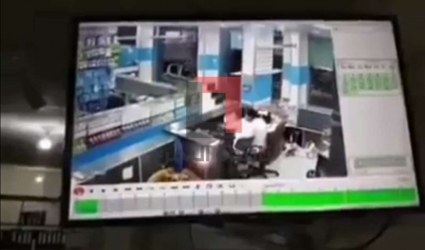 كاميرات المراقبة تكشف لحظة اطلاق النار بشكل مفاجئ على مواطن يمني يجلس في محلة .. والسبب ابتزاز فتيات !!