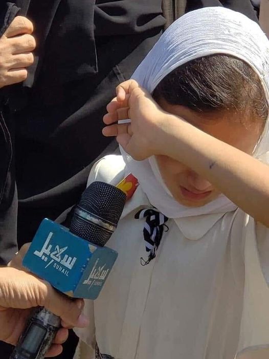 شاهد صورة الطفلة اليمنية  التي أبكت الناس عقب َ انتظارها لوصول والدها المختطف في سجون الحوثيين .. والنتيجة كانت مؤلمة (صورة مؤثرة )