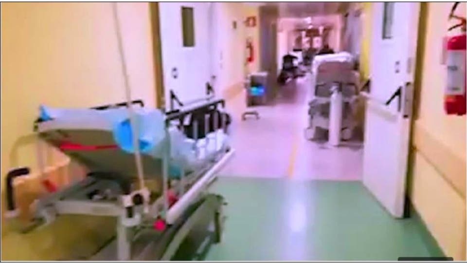 عاجل   وخطير جدا  : شاهد اول فيديو لملايين المصابيين بـ فيروس " كورونا " وهم يصارعون الموت  في غرف وممرات المستشفى .. والمفاجأة الصاعقة شخصية مشهورة تتوسطهم وهذا ما حدث له
