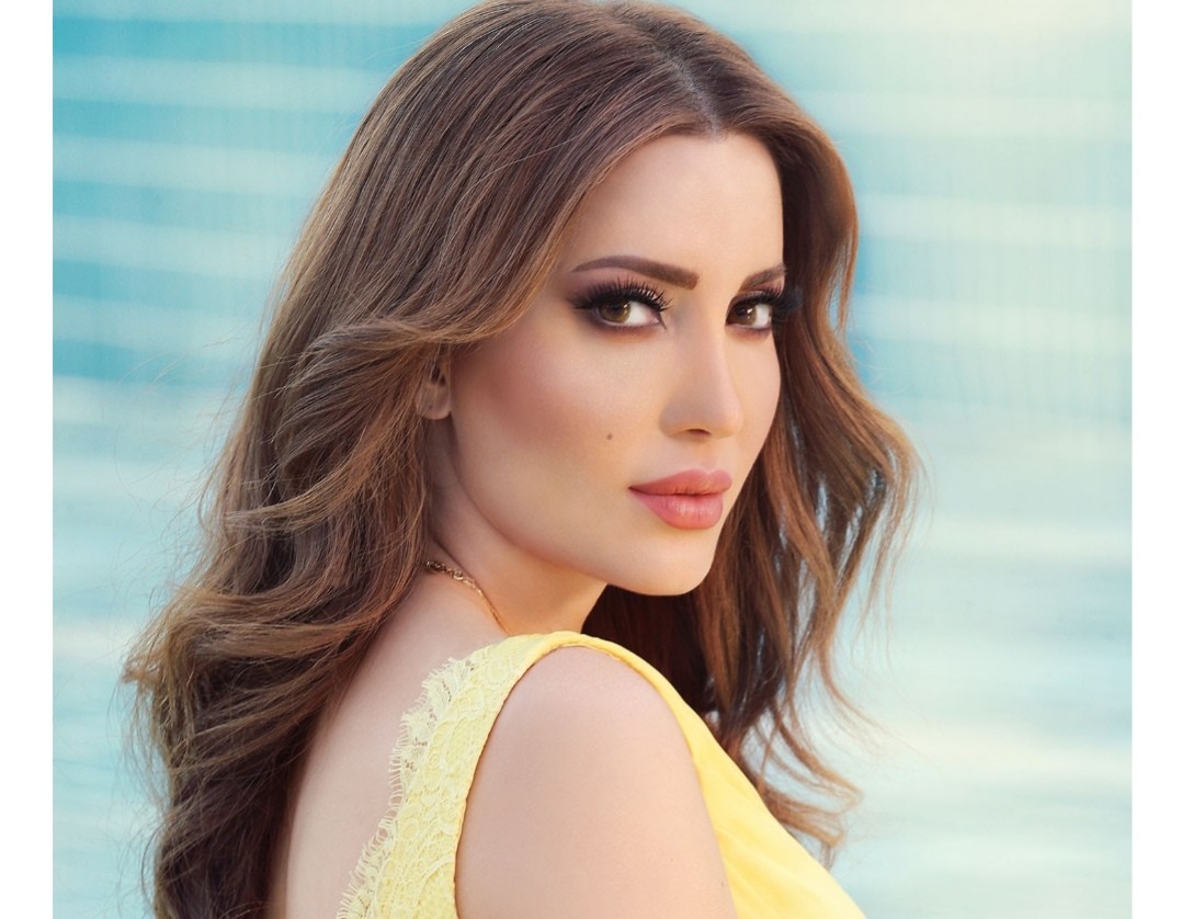 شاهد : ظهور مفاجئ وغير متوقع للفنانة السورية الفاتنة ’’نسرين طافش’’.. أناقة تفوق الخيال وجمال يكسّر القلوب (صور)