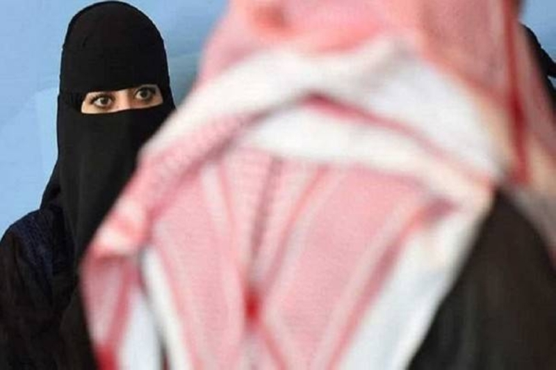 شاهد بالفيديو: زوج يحتضن زوجته أمام الملأ ويثير ضجة واسعة في السعودية 