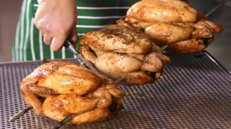 خبراء يكشفون عن 7 أجزاء من الدجاج يجب عدم تناولها ..رقم 3 سيصيبك بالسرطان!
