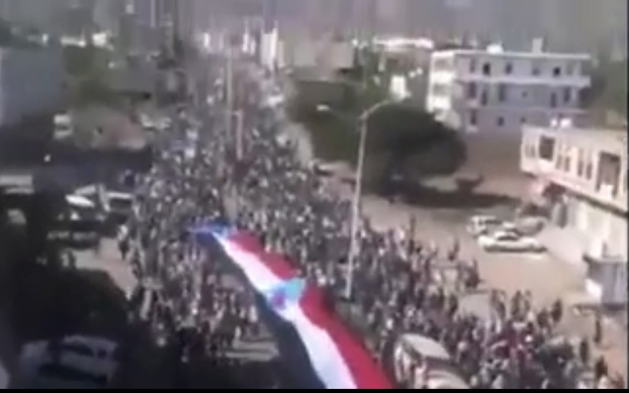 يحدث الان في حضرموت .. مسيرة مليونية تجوب أرجاء الشوارع في طريقها إلى المكلا وتحدد من يمثلها 