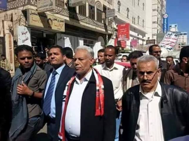 شاهد صورة لأول مسيرة خرجت في صنعاء ضد الإنقلاب الحوثي ومن هو الشخص الذي يتقدمها الشهير ؟