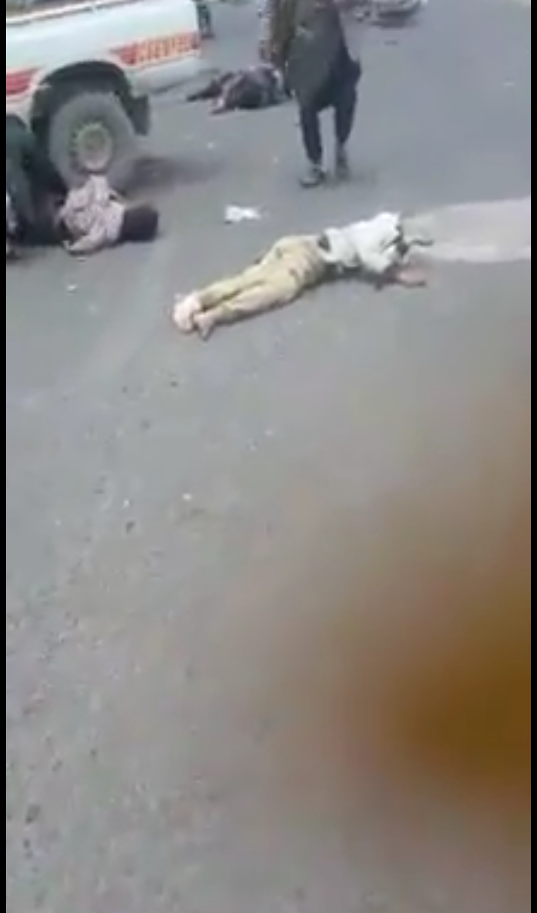 حادث مروري مروع يفترش الناس في شارع رئيسي بمحافظة ذمار 