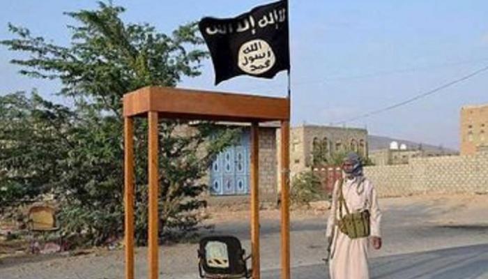 بين أحضان أولاده .. شاهد أول صورة مؤثرة للطبيب اليمني الذي اعدمته القاعدة 