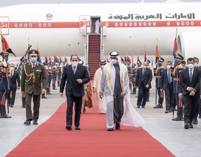 شاهد: بن زايد يفاجئ الرئيس المصري بهذا الفعل الغير متوقع فور نزوله من الطائرة و يثير ردود فعل واسعة على مواقع التواصل