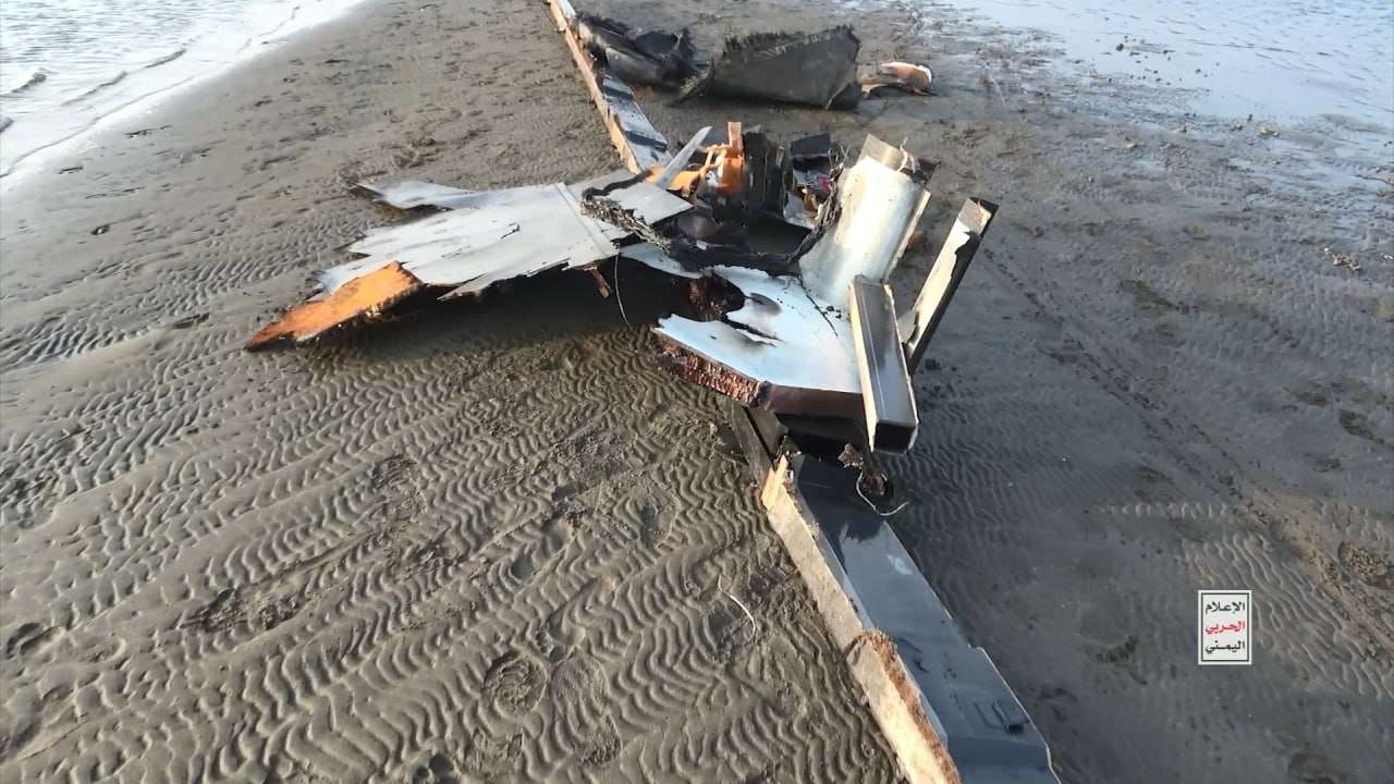 عاجل .. مليشيا الحوثي تنشر صوراً لحطام طائرة أمريكية أسقطت في الحديدة