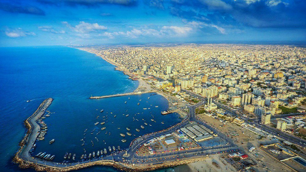 كارثة كبرى في دولة عربية.. الأرض تنشق بشكل مفاجئ وتبتلع السيارات وتدمير في البنيان وسكان المنطقة في حالة من الهلع والخوف"شـاهـد بالصورة"..
