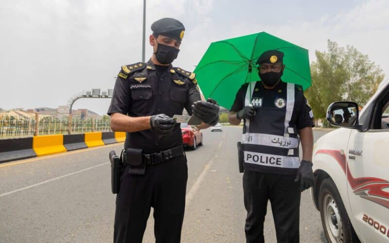حتى لوكان لديهم رخصة قيادة .. قرار مفاجئ من السعودية بمنع الوافدين من قيادة السيارة والسبب صادم