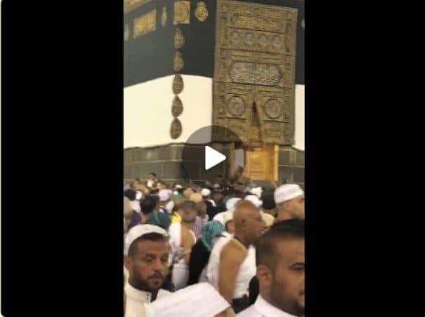 شاهد بالفيديو.. معتمر حاول العبث مع رجال الامن وفتح باب الكعبة… وردفعل غير متوقع من الشرطة السعودية 