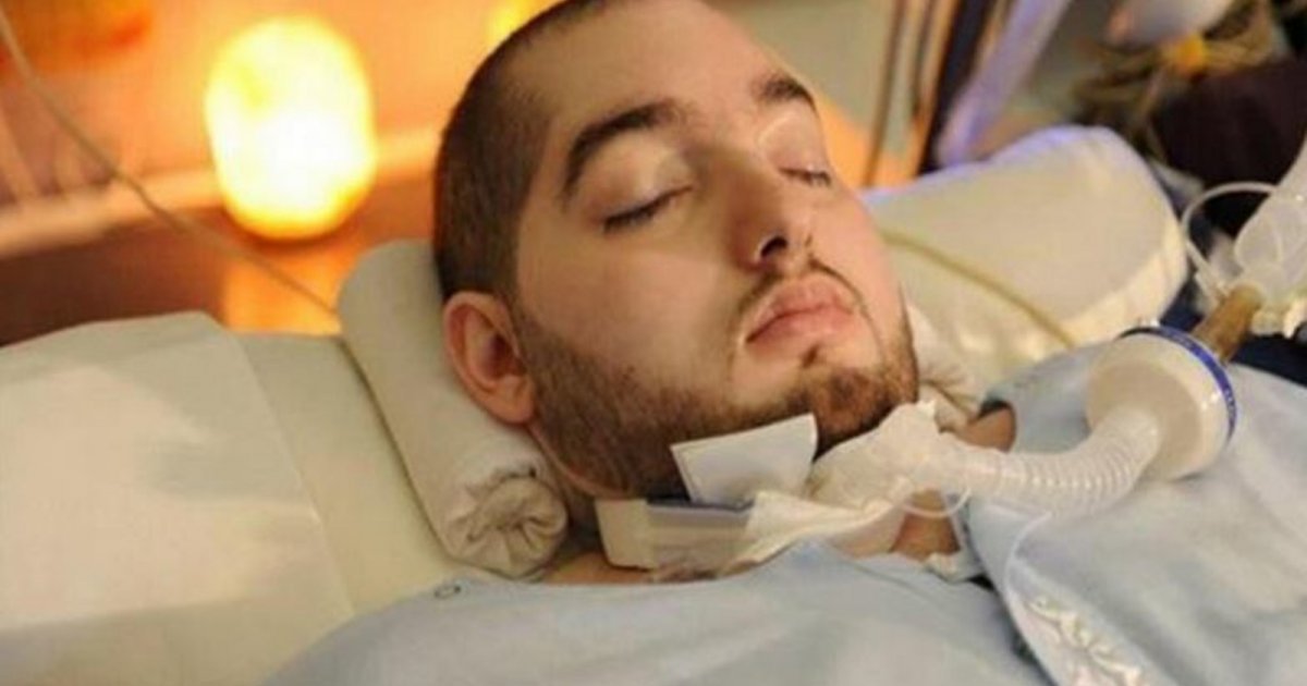 شاهد صورة نادرة للأميرالسعودي النائم قبل دخوله في غيبوبة منذ 18 عاماً.. وسامته لفتت الأنظار