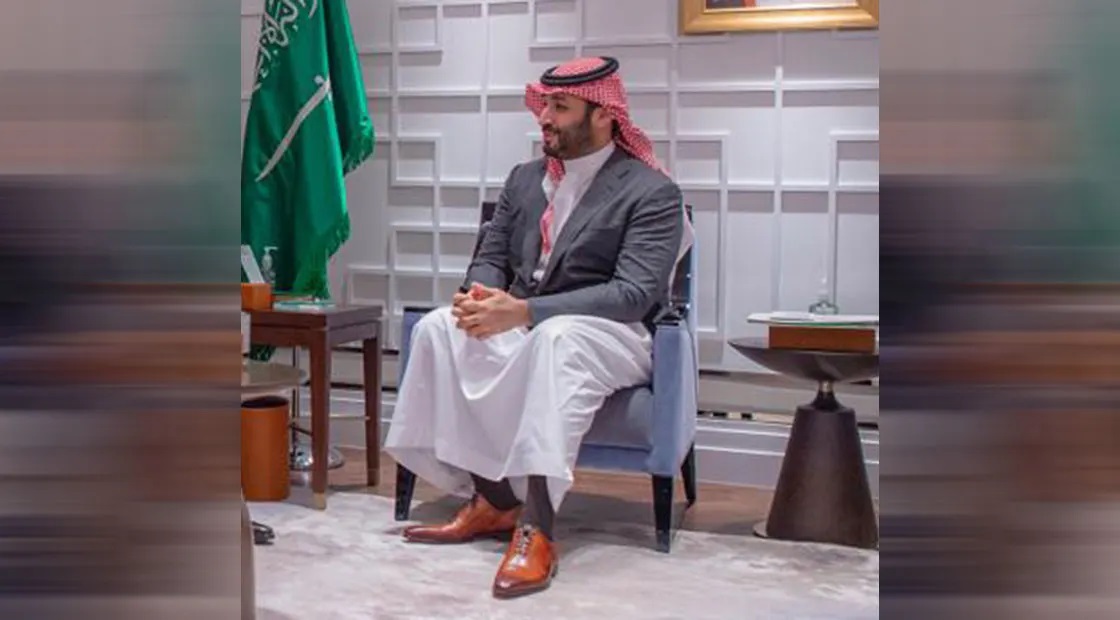 حذاء وجاكيت ولي عهد السعودية محمد بن سلمان يشعل وسائل التواصل الاجتماعي .. والمفاجأة في سعرهما ؟