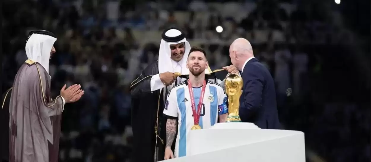 لن تصدق .. سعر العباءة التي ارتداها ميسي في نهائي كأس العالم بقطر.. المبلغ سيـصدمك !!!