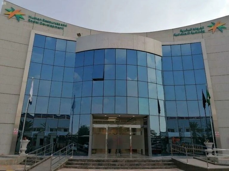السعودية: وزارة الموارد البشرية توجه ضربة قوية للمقيمين وتعلن توطين مهنة ممتلئة بالوافدين