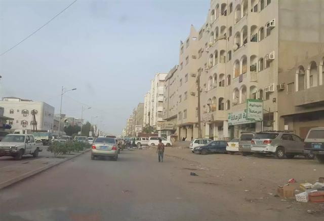 يحدث الان في عدن .. اشتباكات عنيفة وحرب شوارع .. ومصدر يكشف السبب 