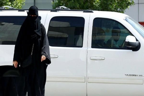 امرأة سعودية تخرج عن صمتها وتكشف ما يحدث بالاجبار مع الوافدين بعد استقدامهم للمملكة