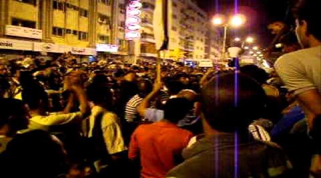 مكبرات الصوت تصدح من على سيارات تجوب شوارع عدن وتدعو المواطنين للخروج بمسيرة كبري غدا الاثنين