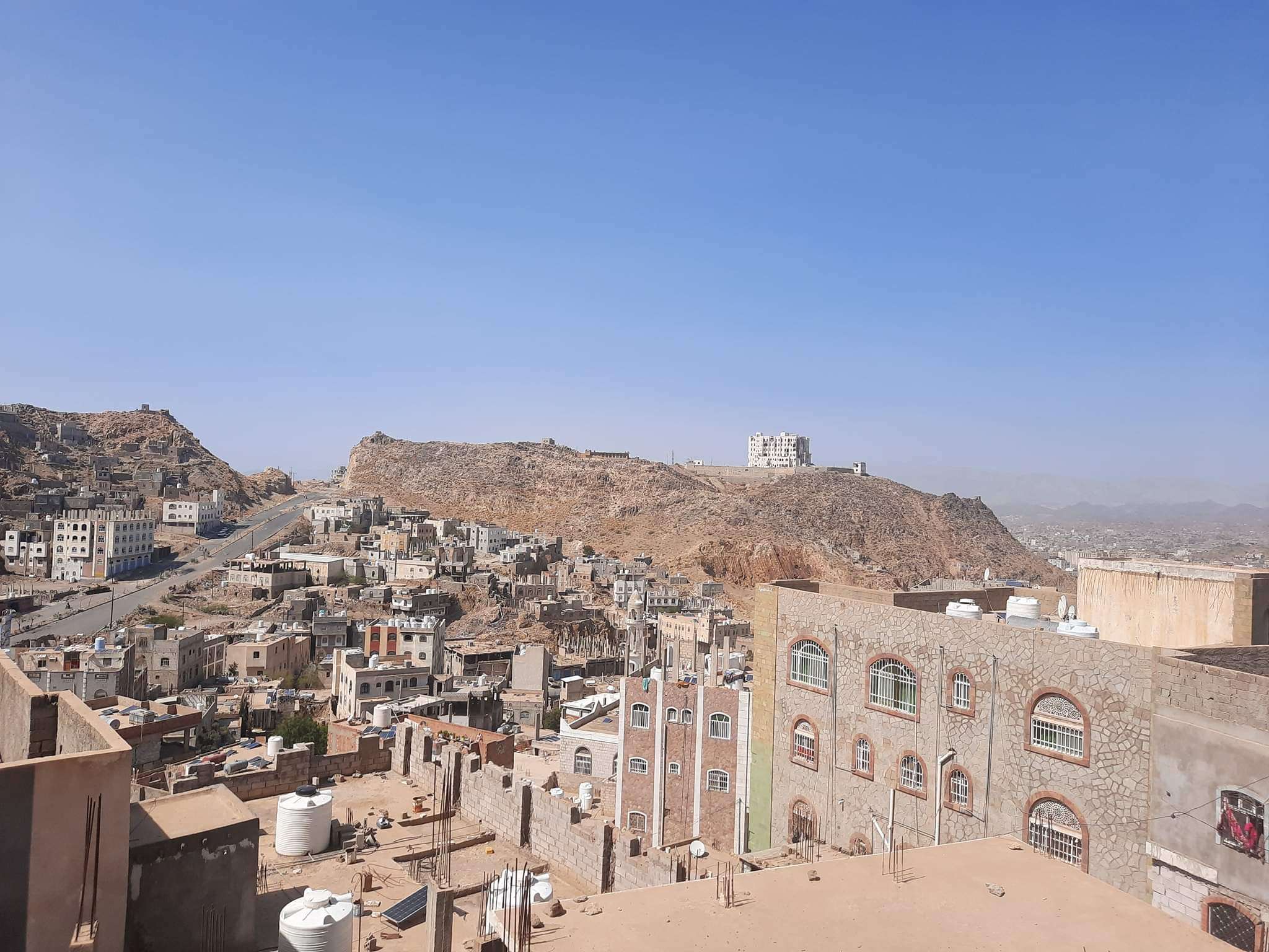 يحدث الان في تعز .. إشتباكات عنيفة بمختلف الاسلحة وقطع الطريق الرئيسي تعز - التربة وإغلاق تام لأكبر الأسواق والرعب سيد الموقف في الأثناء 