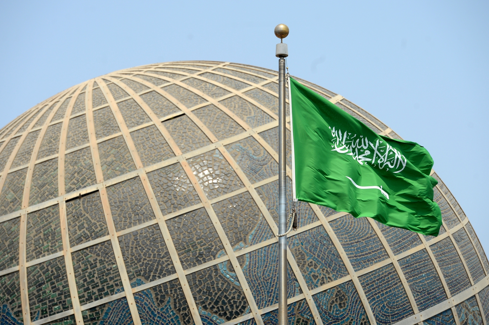 العقوبة صارمة.. الأمن العام في السعودية يوجه تحذير هام لجميع الوافدين من مزاولة العمل بهذه المهن!