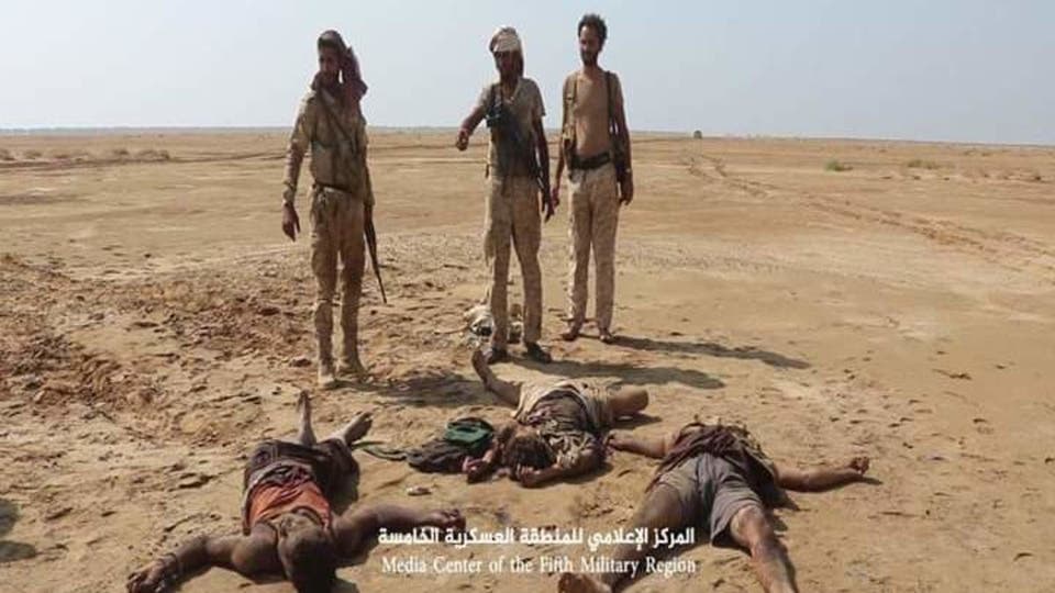 صورة تلخص حصيلة الهزيمة المدوية للحوثيين وجثثهم وسط رمال مأرب 