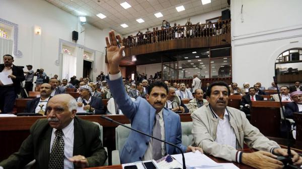 من هو البرلماني الذي انتفض في وجه الحوثيين في قلب العاصمة صنعاء .. ولوح إلى اندلاع ثورة شعبية بوجه المليشيات
